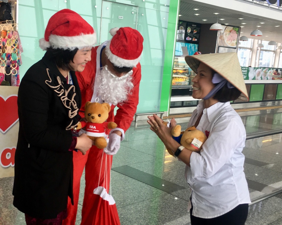Ngập tràn không khí đón giáng sinh ở sân bay - 4 Các ông già, bà già Noel tặng quà lưu niệm cho khách quốc tế đến Việt Nam trong dịp giáng sinh