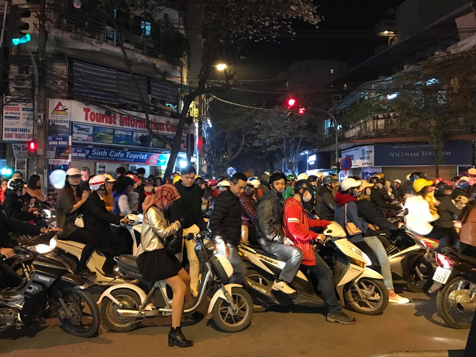 
Các phương tiện ngừng di chuyển ở khu vực Hàng Bông
