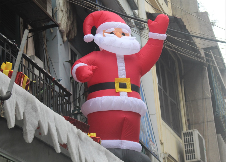 Ông già Noel lắc hông, thổi kèn giá tiền triệu, hàng trà chanh cũng mua về hút khách - 2 Ông già Noel bơm hơi được bày trên mái nhà có giá 3 triệu đồng. (Ảnh: Hồng Vân)