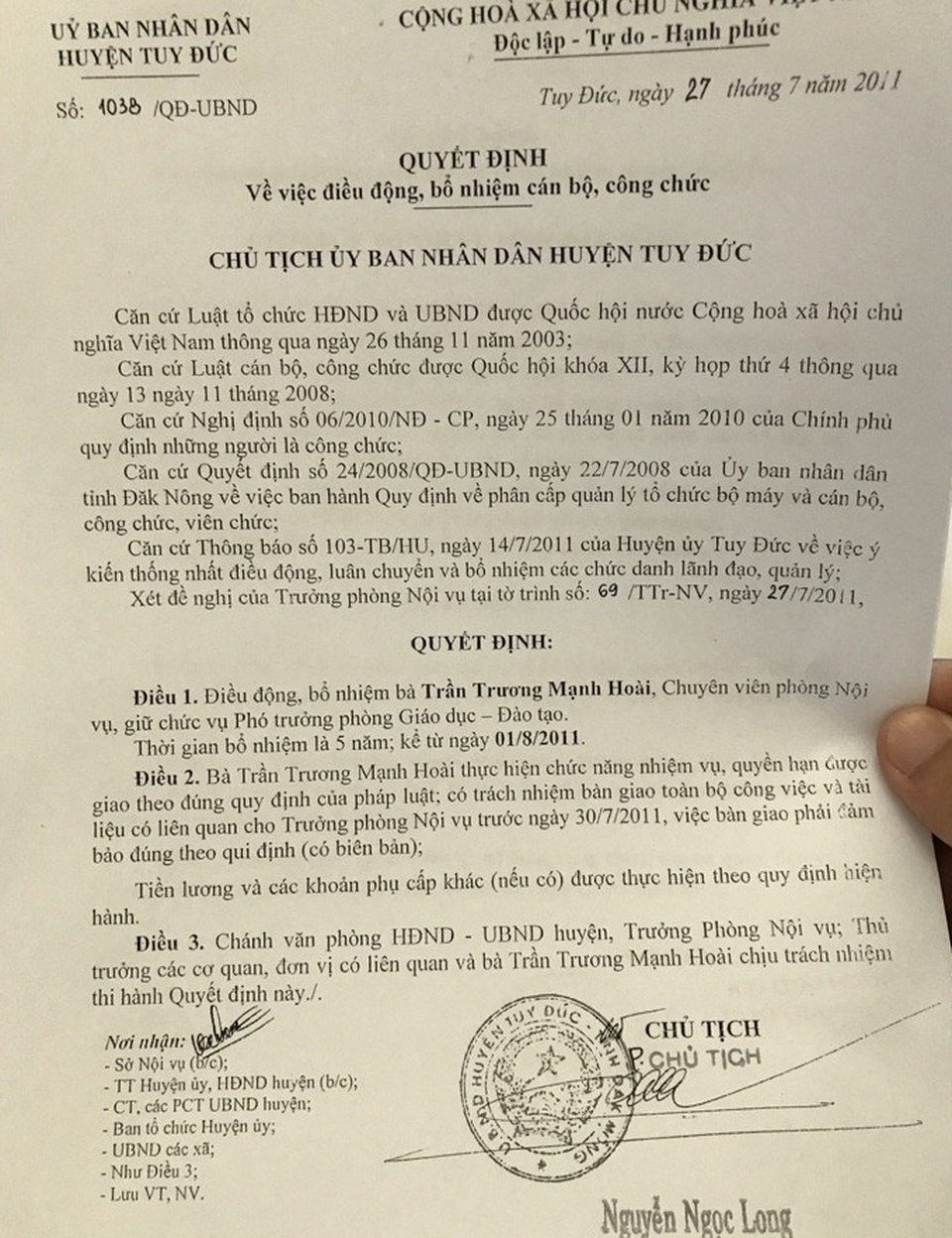 Bổ nhiệm thần tốc con Bí thư huyện: Âm thầm chuyển việc cấp dưới để chiếm chỗ? - 1
Quyết định bổ nhiệm bà Hoài lên làm lãnh đạo sau 5 tháng làm chuyên viên phòng Nội vụ