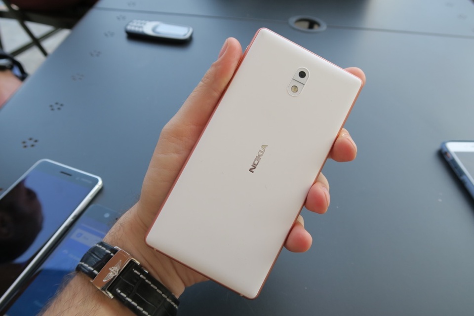 Loạt điện thoại chụp ảnh selfie sáng giá ở phân khúc phổ thông - 3