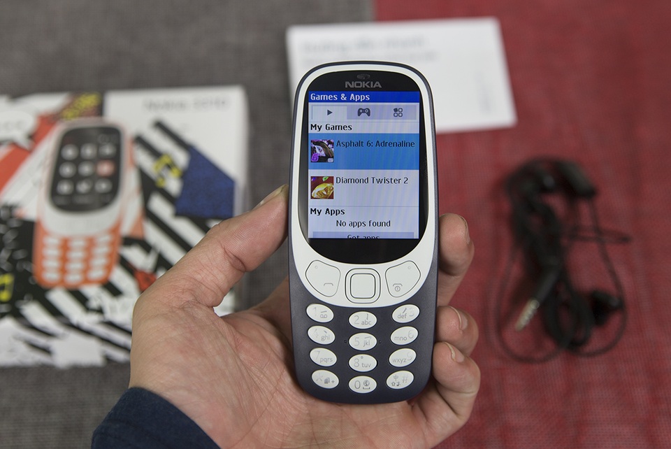 Đập hộp "cục gạch hồi sinh" Nokia 3310 chính hãng tại Việt Nam - 15 Nokia cũng tích hợp các tính năng cơ bản và các ứng dụng cũng như trò chơi đơn giản trên mẫu điện thoại này. Đáng tiếc tựa game Rắn săn mồi vẫn chưa được cài đặt trên thiết bị Nokia 3310 phiên bản 2017.