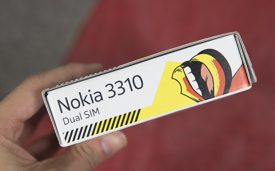 Đập hộp "cục gạch hồi sinh" Nokia 3310 chính hãng tại Việt Nam - 3 Cạnh phải là thông tin về chiếc máy Nokia 3310 cùng thông tin máy sẽ hỗ trợ 2 SIM 2 sóng.