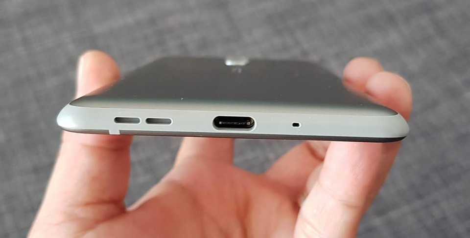Đập hộp Nokia 8 chính hãng sắp bán ra tại Việt Nam - 7 Bên dưới của máy sử dụng chuẩn sạc USB Type-C, đi cùng loa ngoài và microphone.