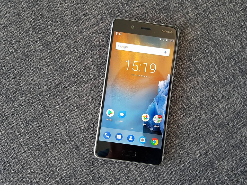 Đập hộp Nokia 8 chính hãng sắp bán ra tại Việt Nam - 13 Ở mặt trước, máy dùng màn hình 5,3 inch độ phân giải QHD và dùng tấm nền LCD có độ sáng lên đến 700 nits.