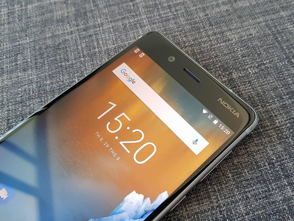 Đập hộp Nokia 8 chính hãng sắp bán ra tại Việt Nam - 11 Mặt trước của máy cũng có mặt của camera độ phân giải 13 MP, khẩu độ f/2.0 và sử dụng màn hình làm đèn flash.