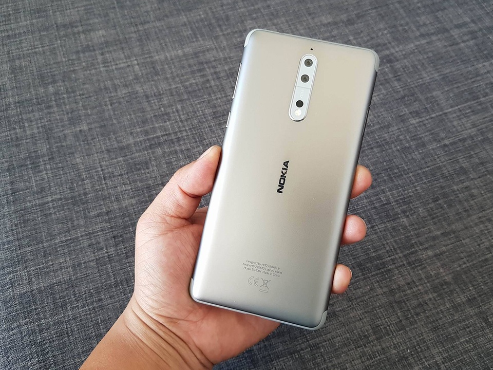 Đập hộp Nokia 8 chính hãng sắp bán ra tại Việt Nam - 3 Nokia 8 được thiết kế liền mạch và khá giống các thiết bị Nokia gần đây. Có thể xem Nokia 8 là sự hội tụ của dòng Nokia 3, 5 và 6. Thân máy được chế tác từ một khối nhôm 6000-series, có kích thước lần lượt 151.5 x 73.7 x 7.9mm.