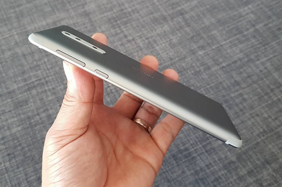 Đập hộp Nokia 8 chính hãng sắp bán ra tại Việt Nam - 4 Nokia cũng cho biết, Nokia 8 sử dụng lớp vỏ sử dụng công nghệ phủ gương bóng, được xử lý trong hơn 20 giờ. Cạnh phải của máy là vị trí của nút nguồn và nút âm lượng.