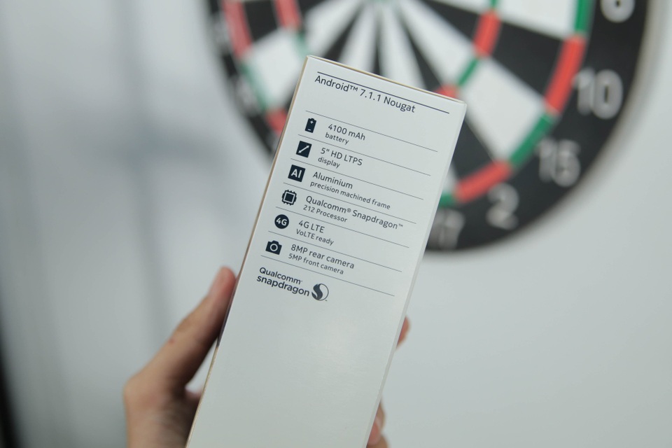 Hộp máy khá gọn nhỏ và các thông tin kỹ thuật được in bên hông hộp máy, gồm màn hình 5 inch HD, vi xử lý Qualcomm Snapdragon 212, hỗ trợ 4G…