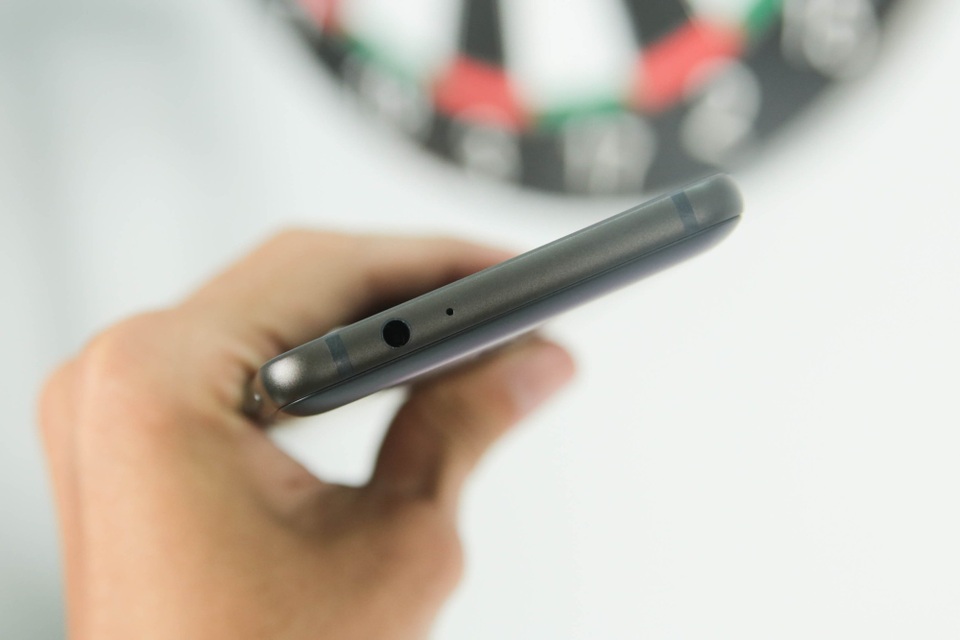 Cạnh trên là cổng tai nghe 3.5mm và micro phụ hỗ trợ ghi âm và quay video.