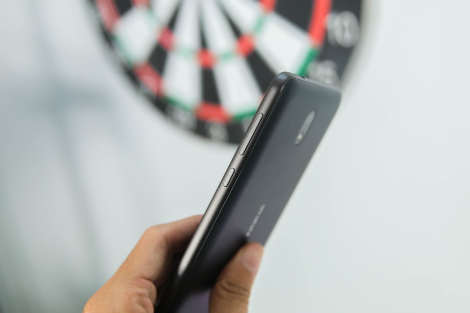 Cạnh phải là vị trí của nút nguồn và tăng giảm âm lượng. Nhìn chung, lối thiết kế và vị trí đặt các phím bấm đều không có sự khác biệt so với những “đàn anh” trước đó.