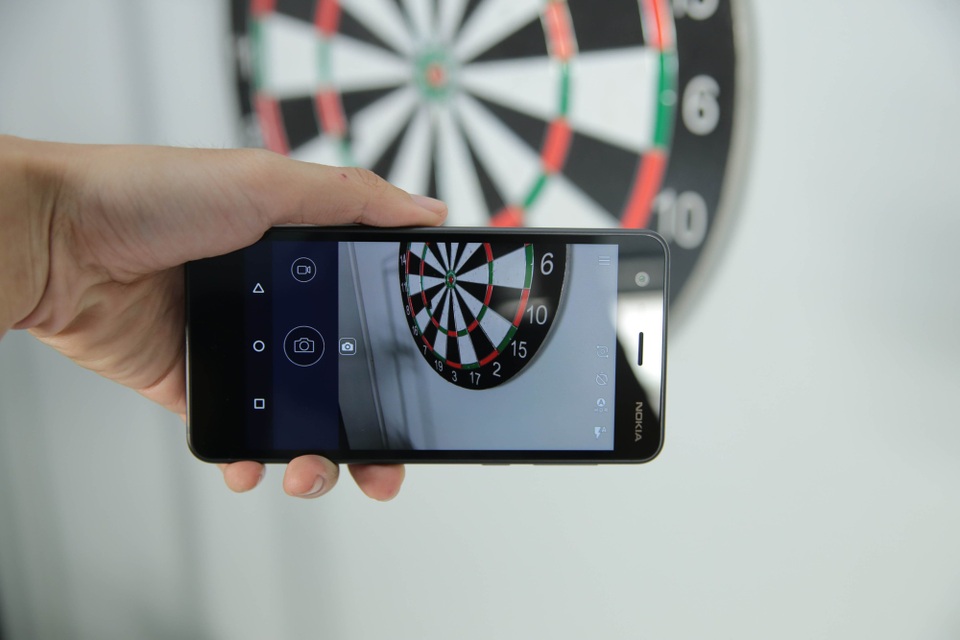 Về sản phẩm, dù là sản phẩm giá khá rẻ nhưng Nokia ưu ái trang bị cho máy một cấu hình khá tốt và độ hoàn thiện cao. Mặt trước là một màn hình LCD 5.0 inch LTPS HD có mức tiêu thụ năng lượng thấp. Hãng này cũng trang bị mặt kính cường lực Corning Gorilla Glass nhằm bảo vệ tốt cho màn hình.