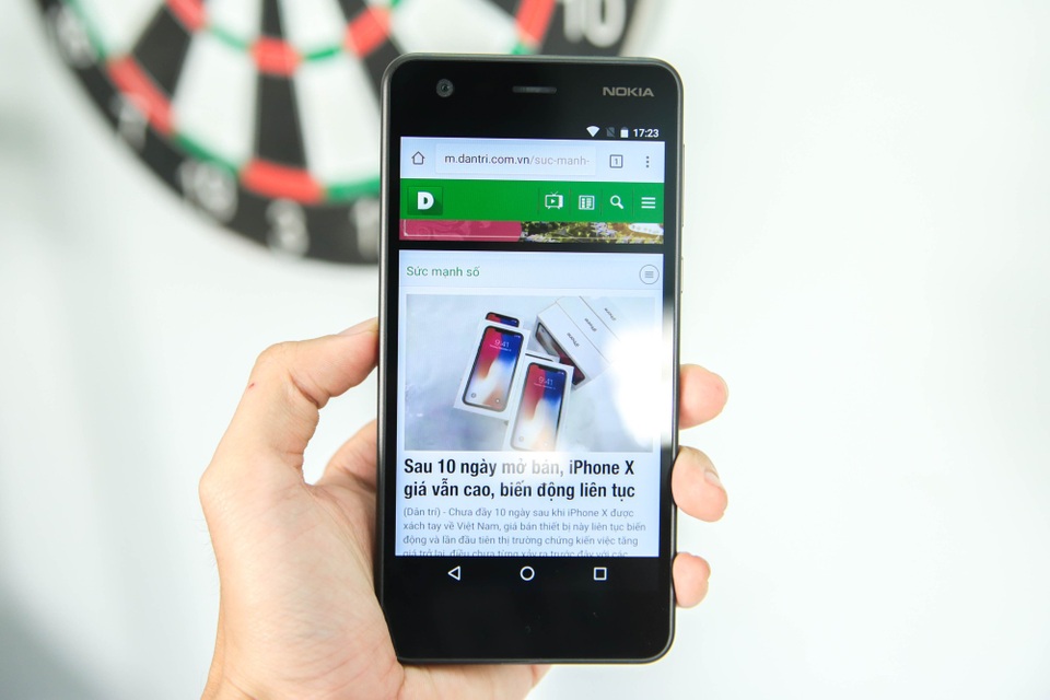 Ngoài ra, máy cũng khá ấn tượng với nguồn pin lớn, dung lượng 4.100 mAh và có 3 màu sắc để lựa chọn gồm xám, đen và trắng.