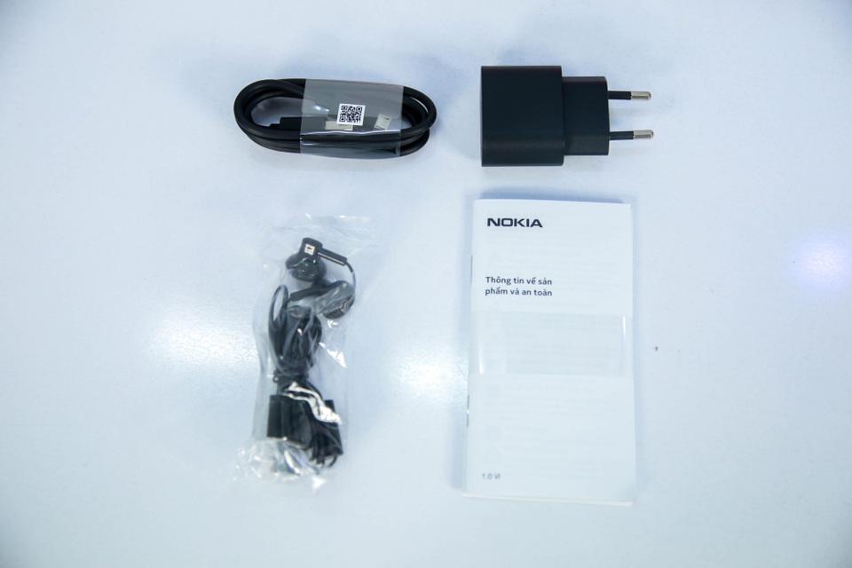 Bên trong hộp máy, máy đi kèm đầy đủ các phụ kiện cần thiết cho một chiếc smartphone, gồm: sạc, cáp micro-USB, tai nghe và sách hướng dẫn sử dụng.