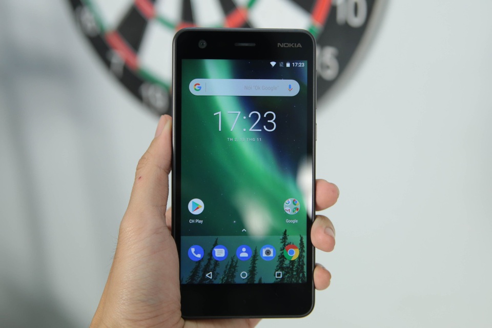 Bên trong, máy trang bị cấu hình gồm vi xử lý Snapdragon 212, tốc độ 1,2 GHz, hỗ trợ LTE, RAM 1 GB, bộ nhớ trong 8 GB và khởi chạy Android Nougat. Nokia cho biết dòng máy này cũng sẵn sàng nâng cấp lên Android Oreo trong thời gian tới.