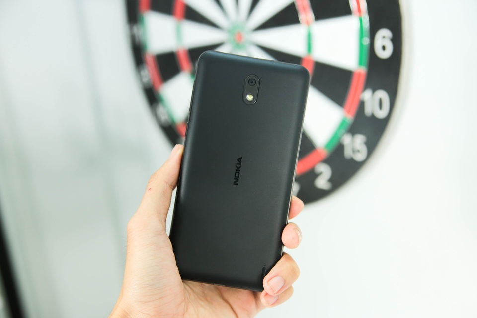 Mặt sau của máy sử dụng vật liệu polycarbonate đúc nhám mịn, cho khả năng chống bám bẩn. Thoạt nhìn mặt sau máy tương tự như các mẫu Lumia trước đó mà Nokia đã sản xuất.