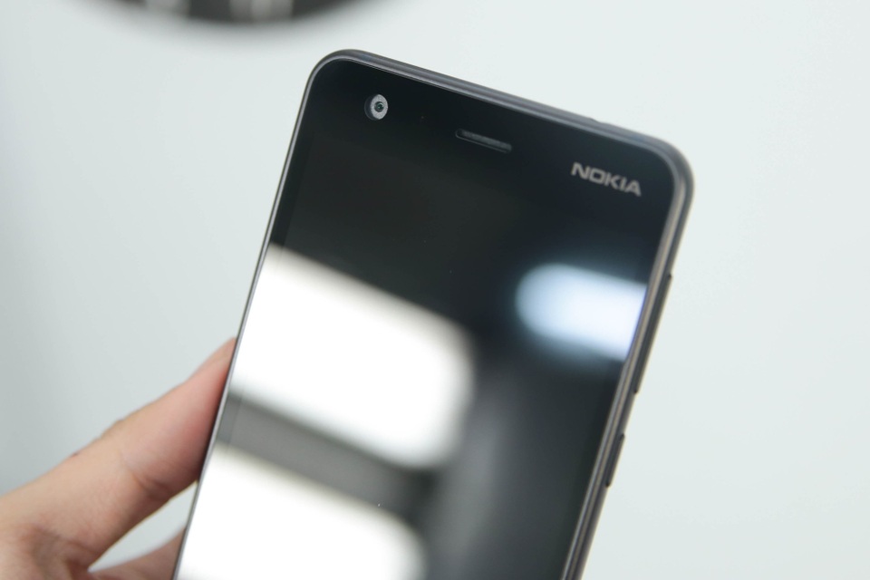 Phía trên mặt trước, Nokia tích hợp một camera selfie 5 MP với tiêu cự cố định và đi cùng các cảm biến như cảm biến ánh sáng xung quanh, cảm biến tiệm cận…