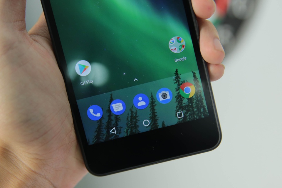 Ở phía dưới màn hình, Nokia đưa 3 phím điều hướng vào bên trong màn hình. Nếu 3 phím này được dời ra cạnh, đây sẽ trải nghiệm hoàn hảo hơn và gia tăng không gian sử dụng cho người dùng. Tuy nhiên, ở thiết bị giá rẻ khó có thể đòi hỏi thêm và hoàn toàn có thể chấp nhận được.