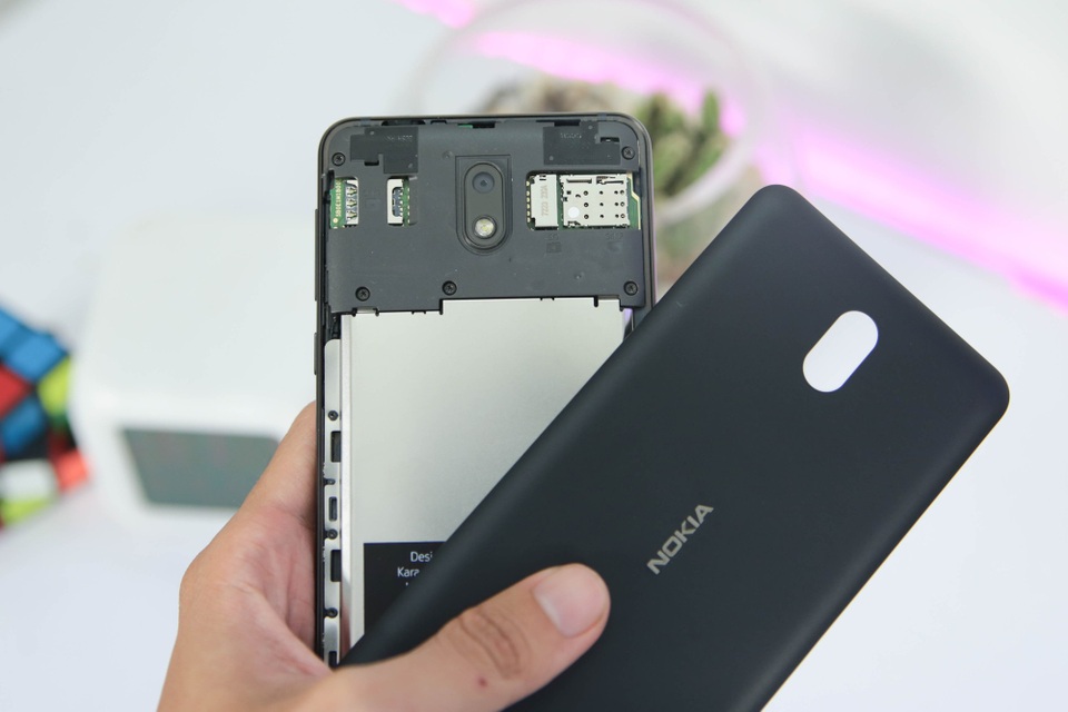 Mặt sau của máy cũng có thể tháo rời dễ dàng để thay vỏ, đổi SIM và gắn thêm thẻ nhớ microSD. Nokia mở rộng khe cắm thẻ nhớ hỗ trợ dung lượng lên đến 128 GB.