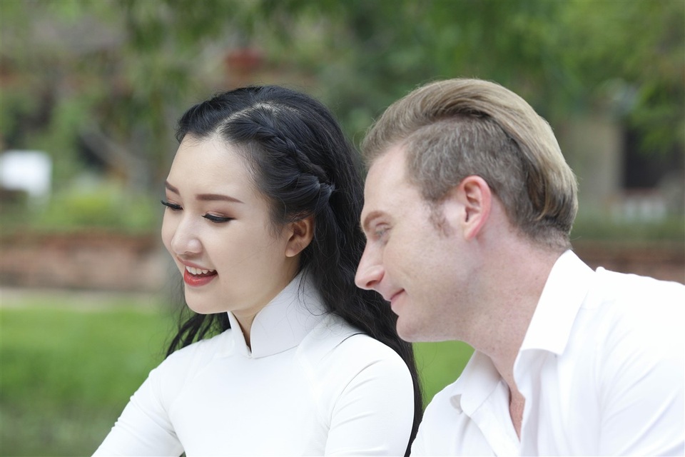 Ngẩn ngơ nhan sắc “Nàng thơ xứ Huế” Ngọc Trân khi tái xuất làm MC - 7 Dù thời gian hợp tác không lâu nhưng Kyo York lại vô cùng ấn tượng với vẻ đẹp hiền dịu, mong manh nhưng tính cách lại vô cùng độc lập của Ngọc Trân.