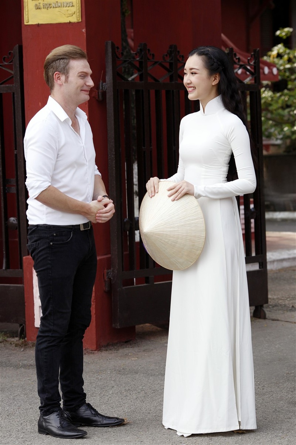 Ngẩn ngơ nhan sắc “Nàng thơ xứ Huế” Ngọc Trân khi tái xuất làm MC - 6 Cô sánh vai cùng Kyo York trong 2 số của Hành trình văn hóa Việt để giới thiệu cùng khán giả hai nét tinh hoa văn hóa Việt là Nhã nhạc cung đình và nón lá.