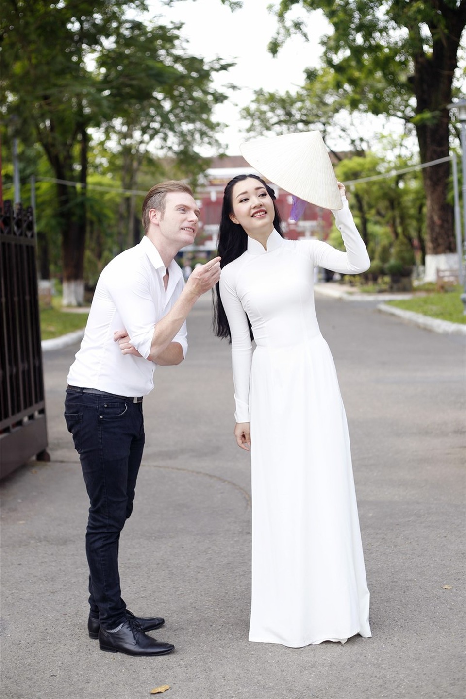 Ngẩn ngơ nhan sắc “Nàng thơ xứ Huế” Ngọc Trân khi tái xuất làm MC - 9 Anh cũng chia sẻ mình cảm thấy may mắn khi làm việc cùng cô gái xinh đẹp, giỏi giang và ăn nói có duyên như Ngọc Trân.