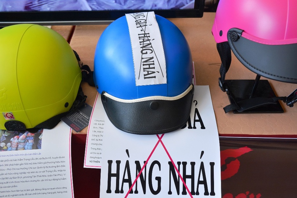 Nhiều doanh nghiệp “kêu trời” vì hàng giả, hàng nhái lộng hành - 2 Một chiếc nón nhái thương hiệu Nón Sơn được bán giá 320.000 đồng, bằng với giá sản phẩm thật.