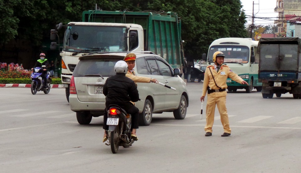 Nửa giờ “đánh vật” với tài xế say rượu để đo nồng độ cồn - 2 Bên cạnh việc đảm bảo trật tự an toàn giao thông, chống ùn tắc trong những ngày cao điểm, lực lượng CSGT Hà Nội còn tăng cường xử lý vi phạm về nồng độ cồn.
