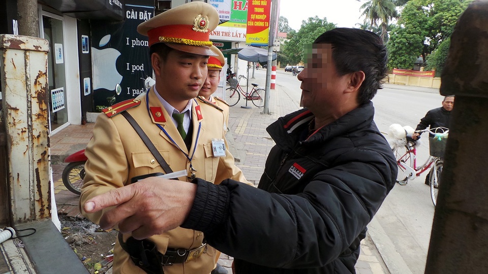Nửa giờ “đánh vật” với tài xế say rượu để đo nồng độ cồn - 7 Chiều 20/1, chốt trực tại ngã tư Sóc Sơn (huyện Sóc Sơn, Hà Nội), tổ công tác Đội CSGT số 15 liên tục phát hiện các trường hợp vi phạm quy định về nồng độ cồn. Cá biệt có trường hợp quá say, cho rằng mình rất hợp tác với lực lượng CSGT nhưng liên tục trình bày khiến tổ công tác mất rất nhiều thời gian.