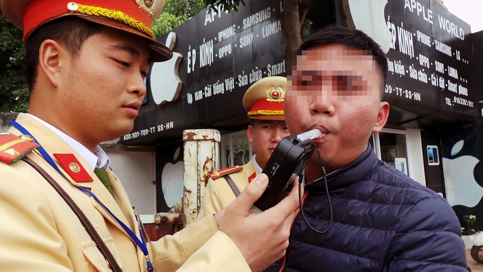 Nửa giờ “đánh vật” với tài xế say rượu để đo nồng độ cồn - 4 Trung úy Hoàng Tuấn Anh (Đội CSGT số 15) cho biết, thời điểm giáp Tết, lượng người điều khiển phương tiện vi phạm quy định về nồng độ cồn tăng mạnh. Đối với những trường hợp quá say xỉn, lực lượng CSGT sẽ cử cán bộ đưa người và phương tiện về tận nhà.