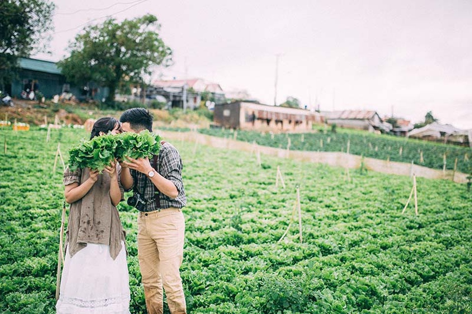Ảnh cưới giản dị tại vườn rau sạch của cặp đôi mơ về cuộc sống bình yên - 4
Nhưng Minh Cường không thể mở lời để nói lên tình cảm của mình vì anh sợ mất đi tình bạn vốn đang tốt đẹp.