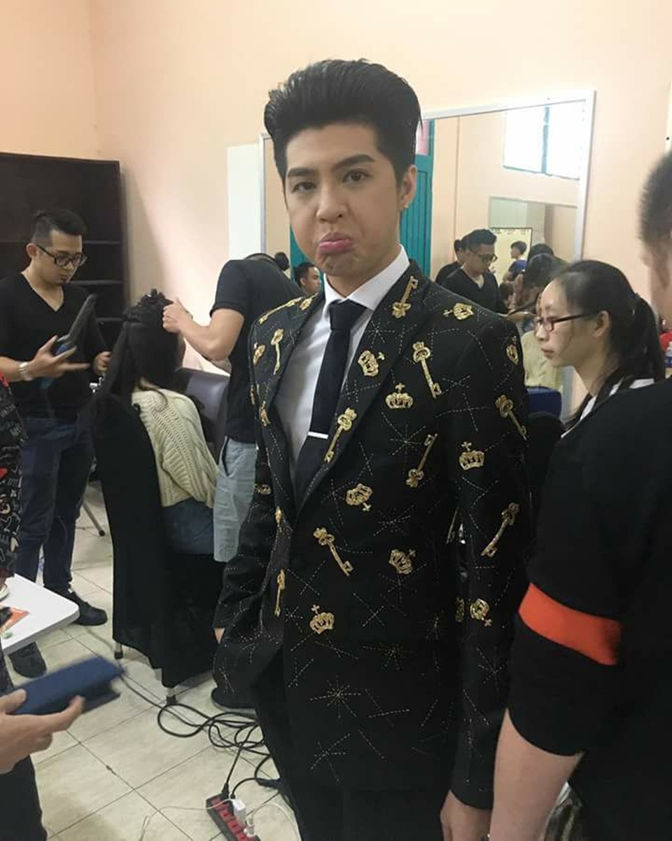 Bị chê “thảm họa” vòng Giấu mặt, HLV The Voice tiết chế vòng Đối đầu - 3 Noo Phước Thịnh nhí nhảnh trong hậu trường.