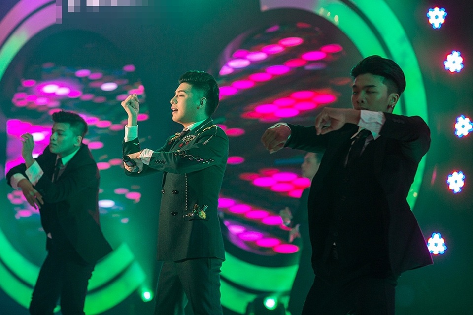 Tiết mục này được Noo Phước Thịnh đầu tư chỉn chu với trang phục bắt mắt cùng vũ đạo sôi động khiến khán giả không ngừng nhún nhảy theo.