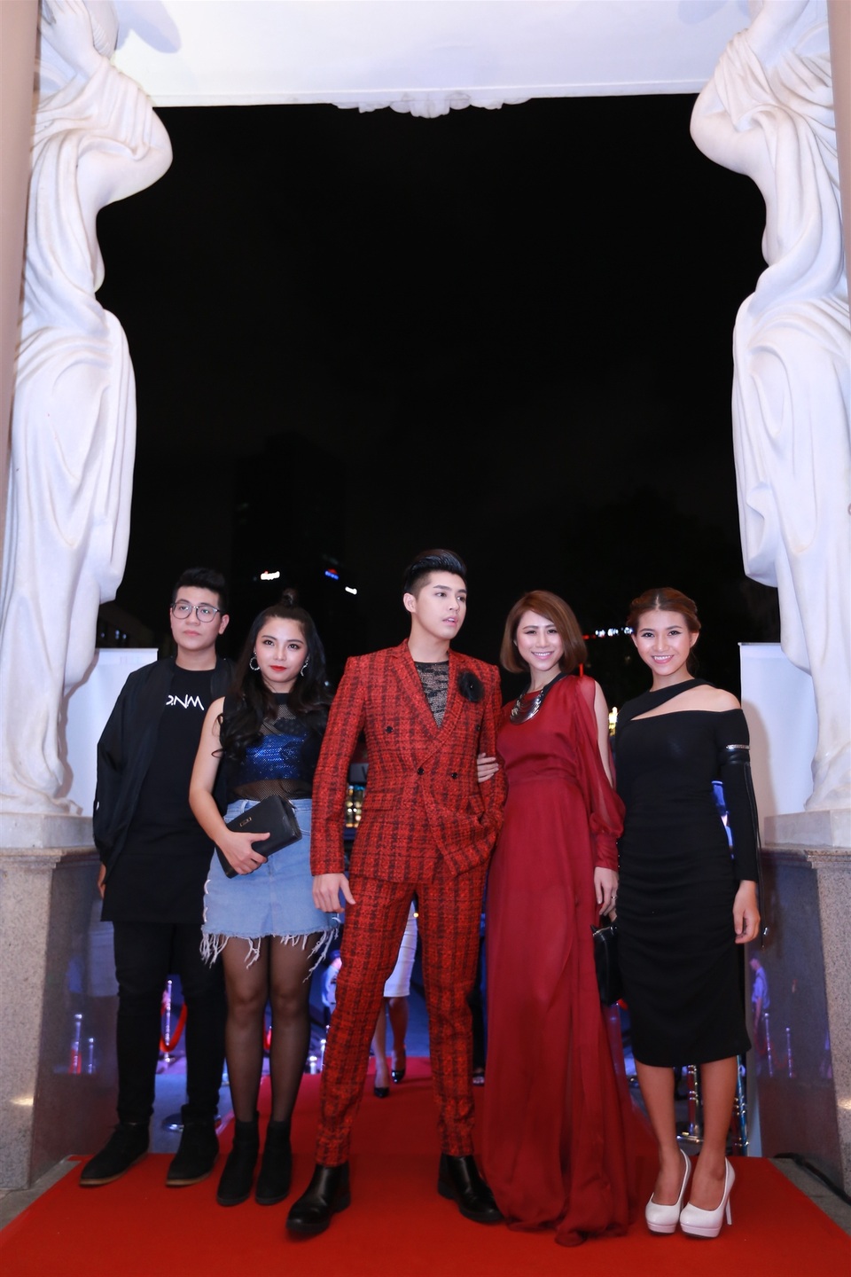 Noo Phước Thịnh đến dự cùng các trò cưng The Voice 2017. Nam ca sĩ được đề cử “Ca sĩ của năm”.