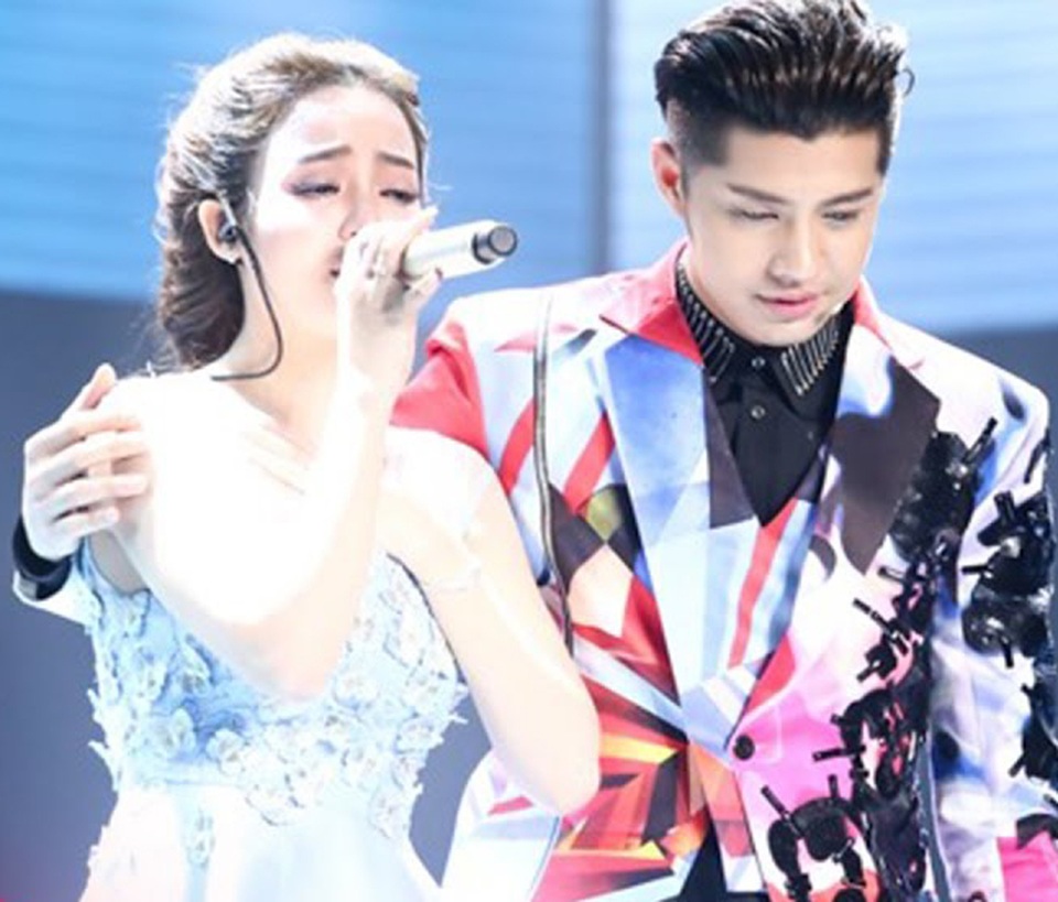 Noo Phước Thịnh bí mật đến Đà Nẵng thăm bệnh mẹ học trò bệnh ung thư - 1 Ngọc Ny và huấn luyện viên trên sân khấu Giọng hát Việt