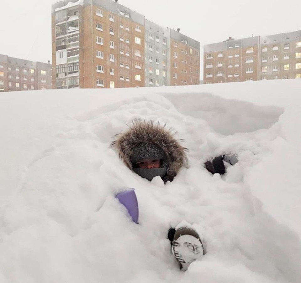 Đông cứng trong thành phố lạnh -55 độ C, tuyết ngập lên tận đầu - 4 Một em bé nằm trong khối tuyết trắng xóa