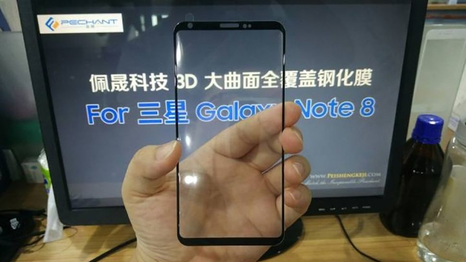 Rò rỉ video màn hình vô cực của Galaxy Note 8 trong nhà máy - 1
Màn hình cong tràn vô cực được cho là của Galaxy Note 8.