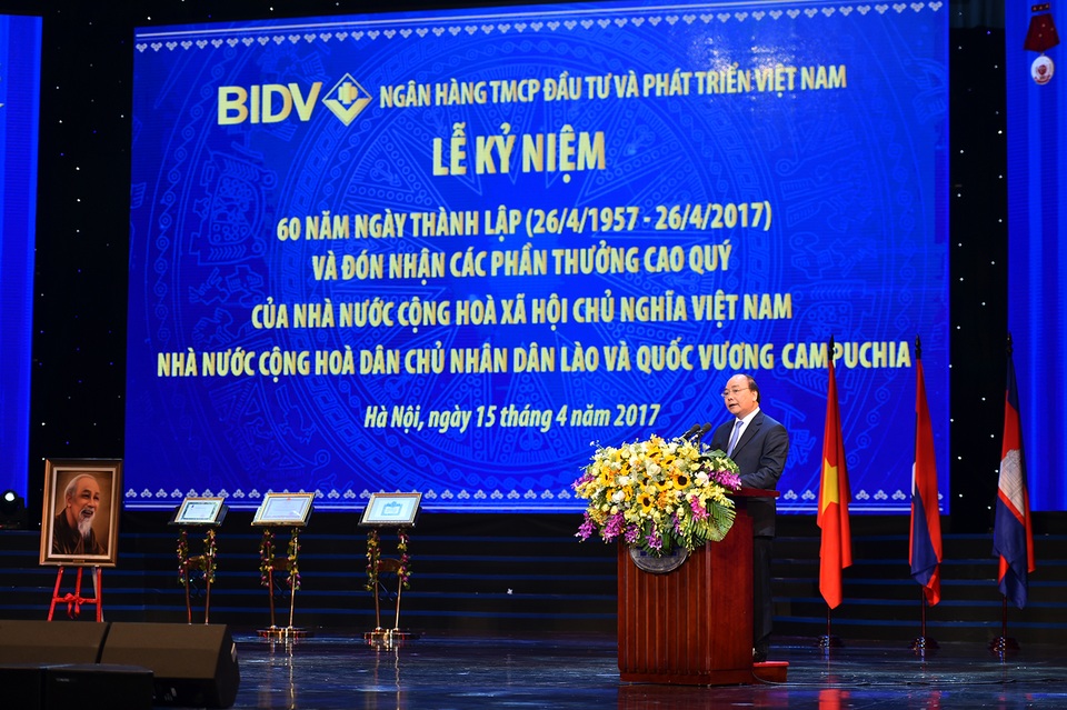 Thủ tướng Nguyễn Xuân Phúc: BIDV phải nâng tầm cỡ để trở thành một ngân hàng thương mại hàng đầu khu vực - 1
Thủ tướng: BIDV là phải nâng tầm cỡ để trở thành một ngân hàng thương mại hàng đầu khu vực, mang tầm cỡ quốc tế.