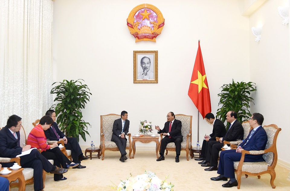 Thủ tướng Nguyễn Xuân Phúc: "Tỷ phú Jack Ma sẽ truyền cảm hứng cho giới trẻ Việt Nam" - 2
Ông Jack Ma nói với Thủ tướng: Việt Nam có tiềm năng lớn về phát triển thương mại điện tử. Ảnh: VGP