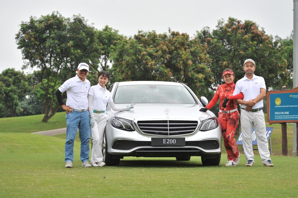 Sôi động giải "Saigon Gold Golf Tournament 2017" - 4
Những giải thưởng đắt giá được trao cho các gôn thủ giành chiến thắng xứng đáng
