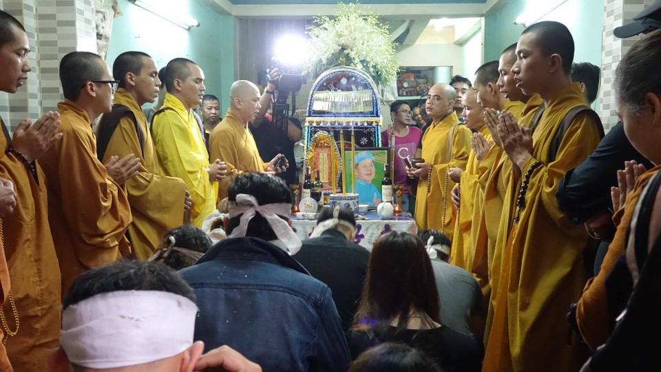 Đến đúng giờ làm lễ động quan, các thầy đã đọc kinh tụng niệm theo đúng nghi lễ phật giáo để tiễn đưa nam nghệ sĩ Khánh Nam về nơi an nghỉ cuối cùng.