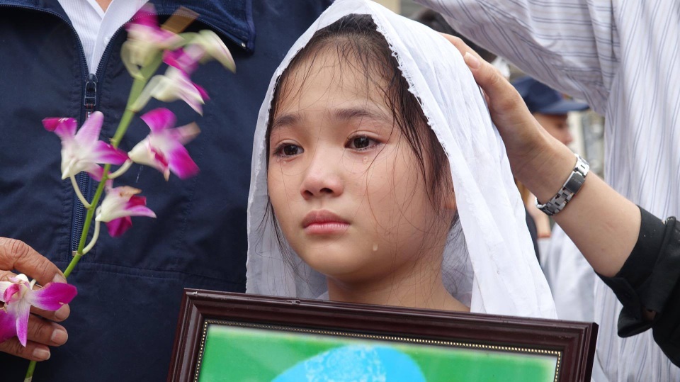 
Khánh Nhi nước mắt đầm đìa tiễn đưa cha về nơi an nghỉ sau cùng

 
