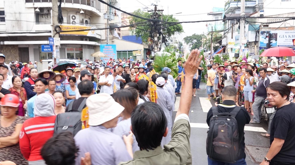 Hình ảnh cánh tay vẫy chào như lời tiễn biệt đưa tiễn nghệ sĩ Khánh Nam về an nghỉ nơi quê hương... Linh cữu nghệ sĩ nghệ sĩ Khánh Nam được đưa đi an táng tại quê nhà Bến Tre.