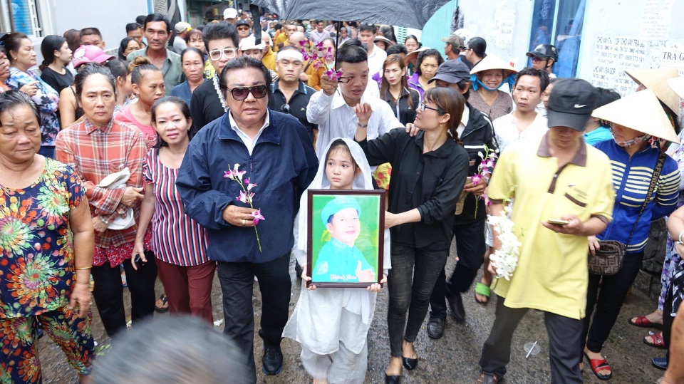 Đông đảo đồng nghiệp và khán giả cũng đến tiễn đưa nam nghệ sĩ