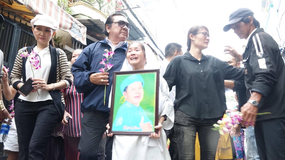 Bé Khánh Nhi khóc thương cha, sự đau lòng của cô khiến cho nhiều người chứng kiến không khỏi xúc động