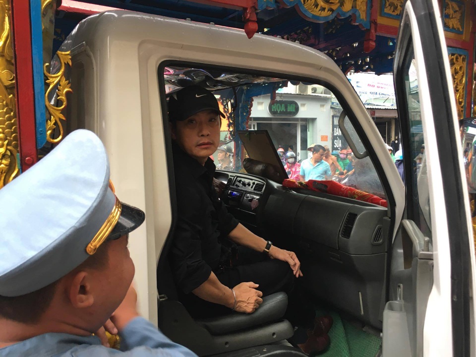 Nghệ sĩ cải lương Khánh Tuấn - anh trai nghệ sĩ Khánh Nam tất bật trong suốt những ngày qua để lo tang lễ cho em trai.