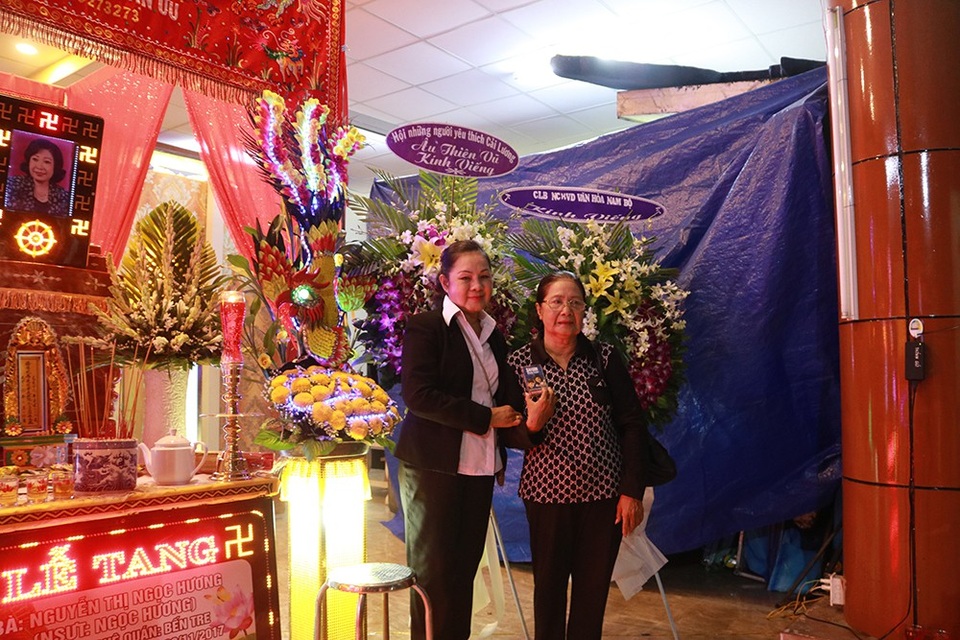 Đồng nghiệp tiếc thương khi NSƯT Ngọc Hương đột ngột ra đi - 4 Nghệ sĩ Xuân Lan (trái) cùng nghệ sĩ Diệp Tuyết Anh – vợ cũ cố nghệ sĩ Thanh Sang