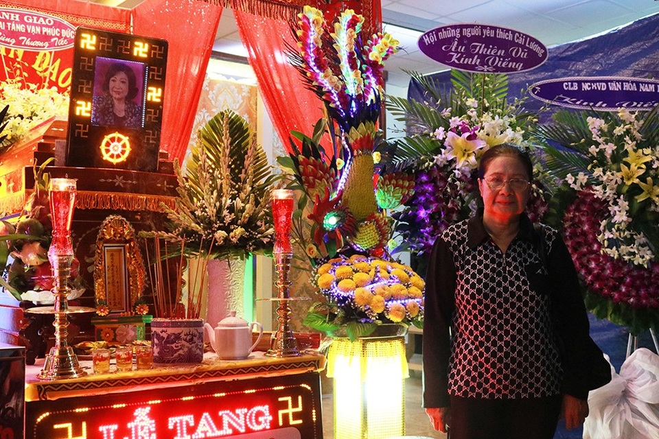 Đồng nghiệp tiếc thương khi NSƯT Ngọc Hương đột ngột ra đi - 5 Nghệ sĩ Diệp Tuyết Anh, mình cũng là một trong những người cuối cùng gặp nghệ sĩ Ngọc Hương trước khi bà qua đời. Buổi sáng bà còn sang thăm, nhưng đến tối thì hay tin nghệ sĩ Ngọc Hương đã mất.