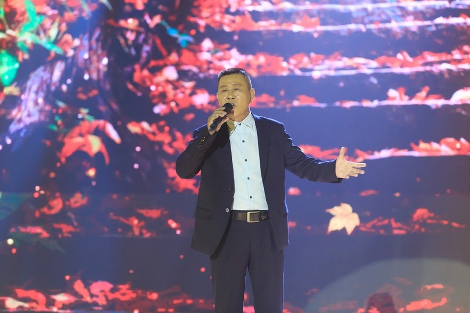 Danh ca Giao Linh không muốn bước ra sân khấu khi bị gọi là “nữ hoàng nhạc sến” - 9 Nghệ sĩ Vũ Thanh mong muốn khán giả nhìn anh với vai trò ca sĩ chứ không phải một diễn viên. Trong buổi họp báo, anh thể hiện ca khúc Con đường xưa em đi để gửi tặng mọi người.