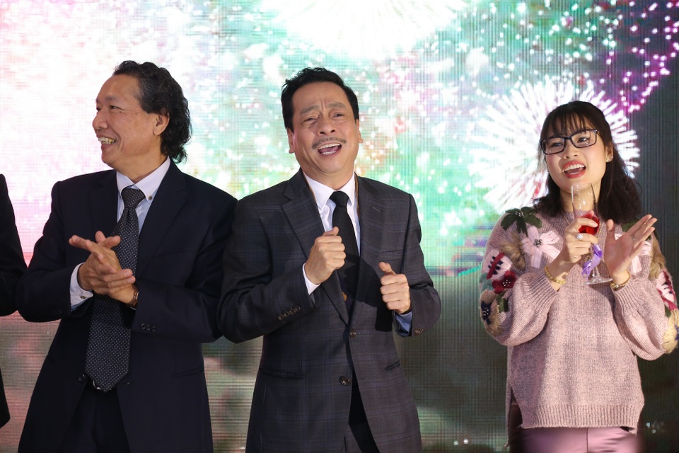 “Vào thời khắc này, tôi vô cùng xúc động. 2 năm chưa phải là nhiều nhưng chúng tôi đã cùng đi với nhau những chặng đường thăng trầm từ ngày thành lập mới có 23 người cho đến nay đã lên tới 46 thành viên đều là những gương mặt thân quen với khán giả truyền hình. Chúng tôi có thể tự hào rằng, bằng những hành động thiết thực, trong 2 năm qua, chúng tôi đã góp phần mang lại những giá trị nhân văn cùng với cộng đồng”, NSND Hoàng Dũng bày tỏ.